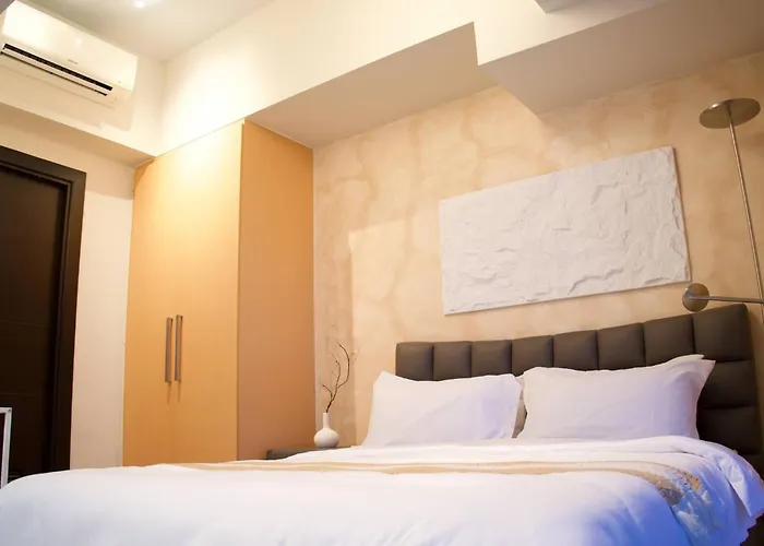 Entire Bgc Uptown 1br Balcony View With Fast Wi-fi *