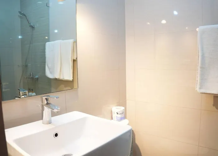 Entire Bgc Uptown 1br Balcony View With Fast Wi-fi