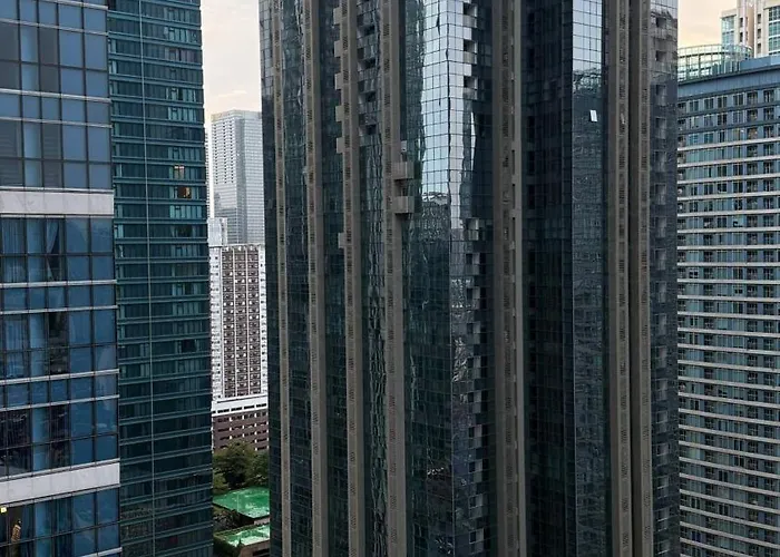 Entire Bgc Uptown 1br Balcony View With Fast Wi-fi